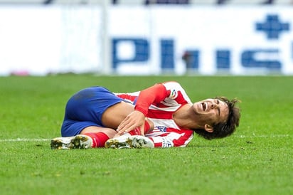 Joao Félix se retiró lesionado con 'una fuerte torsión en el tobillo derecho' en el minuto 78 del partido contra el Valencia. (EFE)