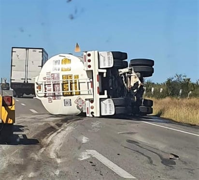 El director de Protección Civil de Monclova, Agustín Ramos Pérez, informó que el accidente se registró a la altura del Sauz, en el entronque de la carretera federal 57 con la estatal a Barroterán. (EL SIGLO COAHUILA)