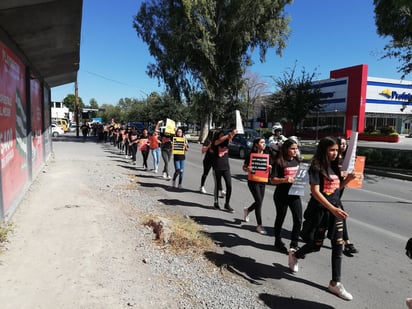 Los jóvenes caminaron silenciosamente durante el recorrido. (VIRGINIA HERNÁNDEZ)