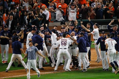 Jugadores de los Astros celebran tras obtener el boleto a la Serie Mundial, gracias a la victoria de ayer 6 carreras a 4 sobre los Yanquis de Nueva York.