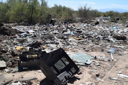 Contratan una empresa para que recoja la basura que generan, el problema es que no le dan el adecuado manejo y la depositan a cielo abierto. (EL SIGLO DE TORREÓN)