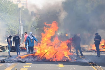 Pese a la vigencia de un toque de queda varios suburbios de la capital chilena vivieron actos vandálicos y en la madrugada del domingo un incendio arrasó con un supermercado de San Bernardo. (EFE)