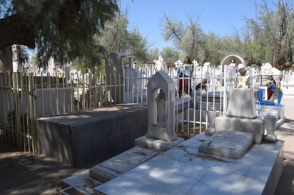 Aunque todavía faltan algunas semanas para la celebración del Día de Muertos, hay personas que están acudiendo al Panteón Municipal para darles una 'manita de gato' a las tumbas. (MARY VÁZQUEZ / EL SIGLO DE TORREÓN)