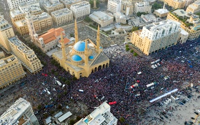 Las manifestaciones, iniciadas el pasado jueves tras anunciarse un impuesto posteriormente retirado a las llamadas por internet, continuaron hoy en Beirut y otros puntos del país, desde las norteñas Trípoli y Akkar hasta las sureñas Tiro y Nabatieh, pasando por áreas centrales del Monte Líbano. (EFE)