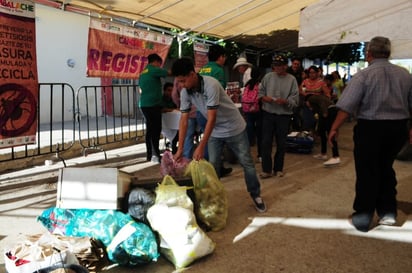 A manera de trueque el DIF Estatal y Municipal realizaron esta campaña de reciclaje a cambio de productos de limpieza y alimentos. (EL SIGLO DE TORREÓN)