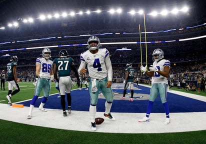 Celebra Dak Prescott (4) tras conseguir un touchdown por tierra, en la victoria de ayer ante Filadelfia. (AP)