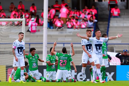 Los jugadores de La Fiera festejan tras marcar el segundo gol del duelo y con el que vencieron a los universitarios. (JAM MEDIA) 