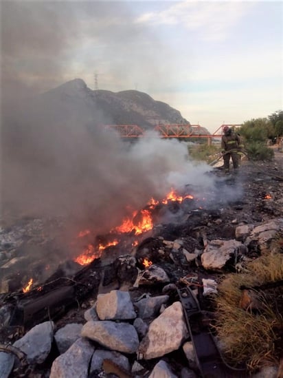 El siniestro ocurrió a un costado del sector habitacional mencionado, justo frente al lecho seco del Río Nazas, a escasos metros del Puente Negro del ferrocarril.
(EL SIGLO DE TORREÓN)