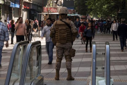 La postal de la capital de Chile, donde viven siete de los 18 millones de habitantes del país, era el lunes de innumerables. (EFE)