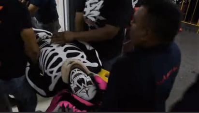 La Parka intentó lanzarse desde el ring sobre su oponente Rush, pero cayó al suelo y perdió el conocimiento. (ESPECIAL)