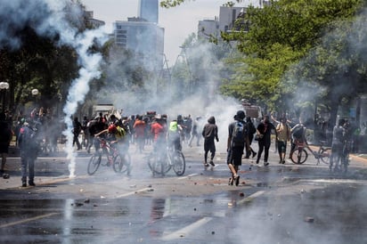 estableció este lunes el tercer toque de queda en la capital chilena y el resto de la región Metropolitana ante la persistencia de los disturbios. (EFE)