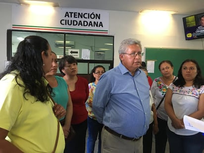 Comerciantes del Mercado Navideño manifestaron su inconformidad porque no se les permitirá laborar en el parque La Esperanza y se busca reubicarlos en el parque Morelos, además de que casi se les duplicó el costo del permiso este año. (FABIOLA CANEDO)