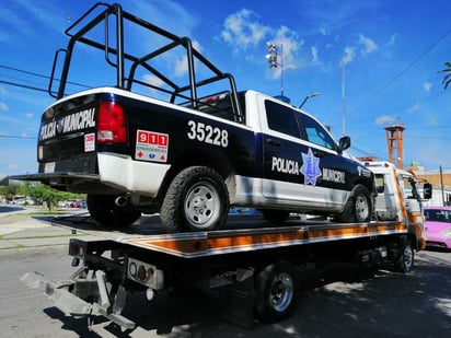 El agente conductor de la unidad no logró ver la luz roja del semáforo por el reflejo del sol en el parabrisas, causando el accidente. (EL SIGLO DE TORREÓN)