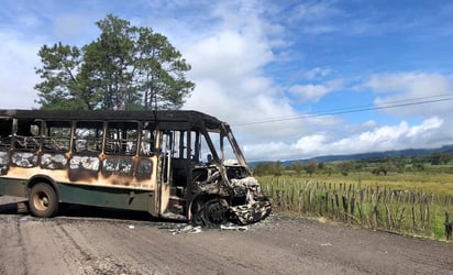 Un camión de pasajeros fue incendiado durante los enfrentamientos en Tocumbo, Michoacán. (AGENCIAS)