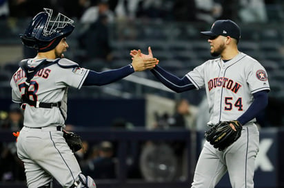 El cerrador mexicano Roberto 'Cañoncito' Osuna (d) disputará la primera Serie Mundial de su carrera. (ARCHIVO) 