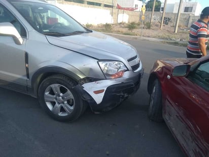 Conductor de auto choca con camioneta al dar vuelta en 'U'. (EL SIGLO DE TORREÓN)