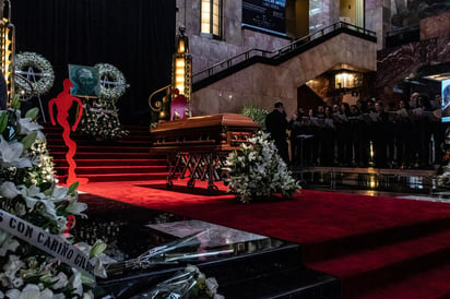 El cuerpo del artista entró poco después del medio día y después de tres horas de discursos, un recital del Coro de Madrigalistas de Bellas Artes y el Cuarteto Loyola, así como guardias de honor, el cuerpo partió.
(EL UNIVERSAL)