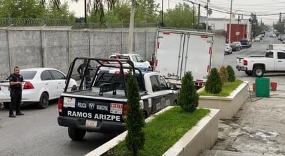 La unidad transportaba varios contenedores de diésel, no obstante, el conductor no pudo explicar su procedencia. (EL SIGLO COAHUILA)