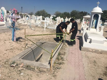 Personal de Protección Civil y el cuerpo de Bomberos revisan el Panteón Municipal para descartar riesgos a la ciudadanía. (EL SIGLO DE TORREÓN/ANGÉLICA SANDOVAL) 