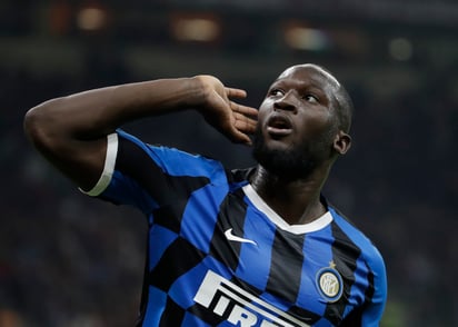 El delantero belga Romelu Lukaku ha sido el objetivo de aficionados racistas desde su llegada a la Serie A. (ARCHIVO) 