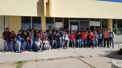 Jóvenes tomaron las instalaciones de la dirección de la Facultad de Agricultura y Zootecnica y posteriormente el plantel. (EL SIGLO DE TORREÓN/EDITH GONZÁLEZ)