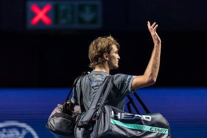 Alexander Zverev cayó ayer 7-6, 6-4 ante Taylore Fritz, en la primera ronda del torneo de Basilea. (AP)