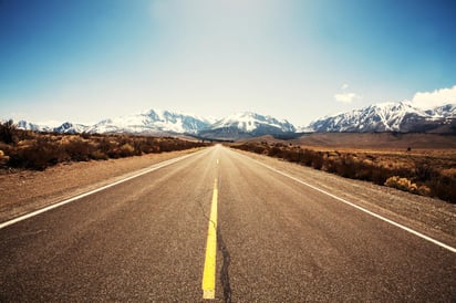 El joven Israel Antonio Briseño, ingeniero civil de la Universidad Autónoma de Coahuila (UAdeC) desarrolló un material que permite crear carreteras que se autorreparan al tener contacto con el agua. (ARCHIVO)