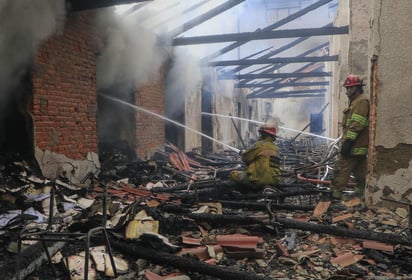 Un grupo de desconocidos generó un incendio en el edificio del Tribunal Departamental Electoral cruceño, afectando también la estructura del Servicio de Registro Cívico. (EFE)