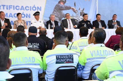 El alcalde aseguró que se les renovarán sus uniformes y además los elementos recibirán un aumento en lo que respecta a su seguro de vida que ahora es de sólo 350 mil pesos. (FERNANDO COMPEÁN)