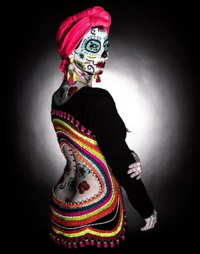 Tradición. Claudia Lizaldi se convirtió en catrina para el libro Entre catrinas, colección de fotografías realizadas por Jonathan Klip.(ESPECIAL) 