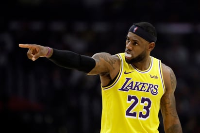 Se estima que LeBron James ganará esta temporada 92 millones de dólares, incluido lo que gana fuera de las duelas. (ARCHIVO)