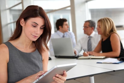 Cuando una mujer dirige una empresa u organización la gente tiende a darle menos apoyo si incurre en una falla ética que si fuera hombre. (ARCHIVO)