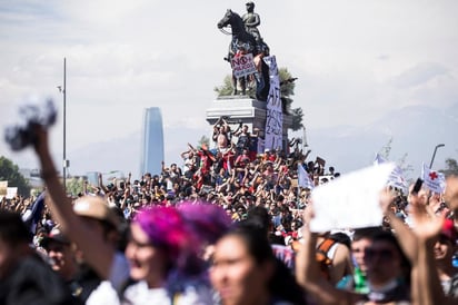 Miles de personas volvieron a reunirse este jueves en la Plaza Italia, en el centro de Santiago de Chile, para mostrar de nuevo su rechazo al Gobierno del presidente, Sebastián Piñera. (ARCHIVO)