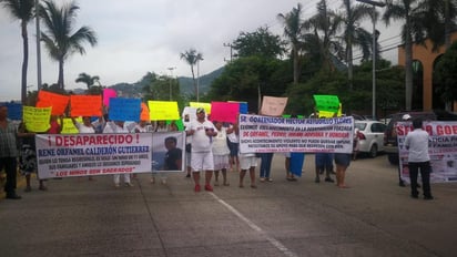 Decenas de personas mantuvieron la avenida cerrada en ambos sentidos y exigieron a los distintos niveles de gobierno, justicia por sus familiares y amigos desaparecidos, y agregaron que no pararán hasta encontrarlos. (ESPECIAL)