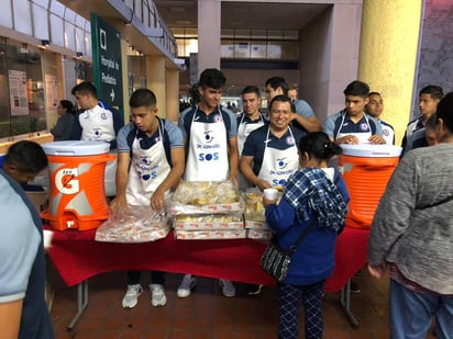 Los futbolistas del Cruz Azul categoría Sub-20, tuvieron un noble gesto con los familiares de los internados en el Centro Médico Siglo XXI. (TWITTER)