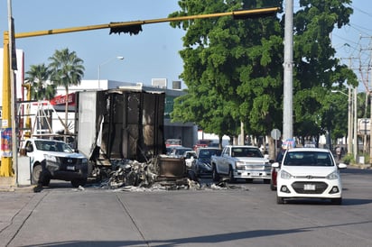 El suceso quebró la paz de transeúntes y trabajadores, que presenciaron los tiroteos y posterior evasión de 51 reos del centro penitenciario de Culiacán, suceso que ocurrió en sólo 15 minutos. (ARCHIVO)