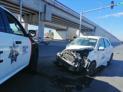 El fuerte impacto destrozó la parte frontal del vehículo, el cual terminó en sentido contrario, ya que giró en dos ocasiones sobre su mismo eje. (EL SIGLO DE TORREÓN) 