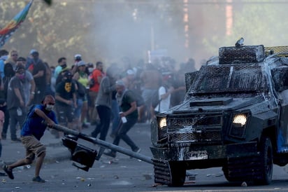 Las masivas protestas sociales han dejado ya 18 muertos, entre ellos dos colombianos, un ecuatoriano y un peruano. (EFE)