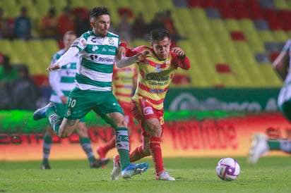 Santos Laguna reaccionó en par de ocasiones y rescató un empate a dos tantos en su visita a Monarcas Morelia. (JAM MEDIA) 