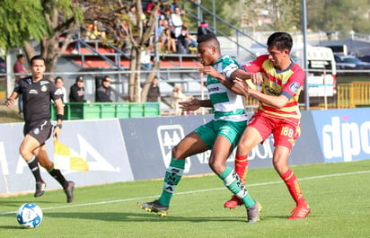 En ambos partidos, los equipos lucharon por obtener el triunfo. (SANTOS) 