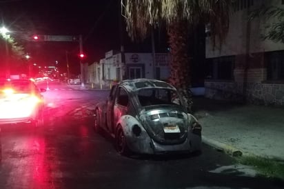 Por un espacio de alrededor de 30 minutos combatieron las llamas del vehículo Volkswagen Tipo 1, mejor conocido como vocho.

