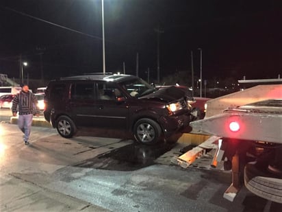 El conductor se subió al camellón central, derribando a su paso una señal de tránsito para después seguir su trayectoria sobre el mismo camellón hasta impactarse de frente contra el muro de concreto del desnivel. (EL SIGLO DE TORREÓN)