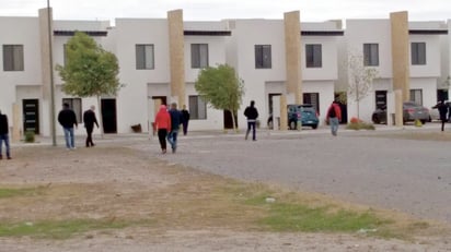 Cuando los vecinos del fraccionamiento Los Llanos, en Torreón, realizaron la compra de sus inmuebles, algunos a contado y otros a crédito, desconocían que hubiera alguna situación legal en los terrenos. Sus inmuebles alcanzan precios de hasta 1.5 millones de pesos. (BEATRIZ A. SILVA)