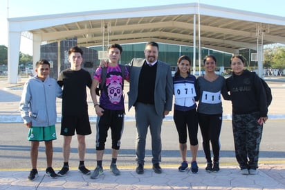 Los ganadores de la carrera fueron felicitados por el director.