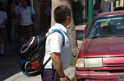 A la mala alimentación de los niños de primaria se suma el sedentarismo, ya que pasan en promedio tres horas frente al televisor. (ARCHIVO)