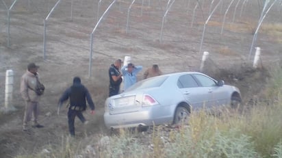 La mañana de este domingo se registró un accidente vial frente al parque Raymundo de ciudad Lerdo, un vehículo se salió de la carretera y terminó averiado al lado del camino. (EL SIGLO DE TORREÓN)