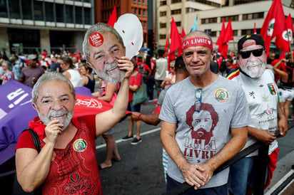 El expresidente brasileño, Luiz Inacio Lula da Silva cumple este domingo 74 años de edad, una fecha que le hubiera gustado celebrar con quienes se encuentran en plantón frente a la prisión de Curitiba, y con un trozo de pastel. (ARCHIVO)