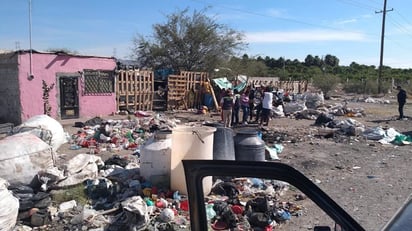 Los promotores ambientales realizaron el trabajo de retiro de carteles colocados en postes y cabinas. (EL SIGLO DE TORREÓN)