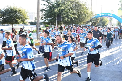 Centenares de corredores salieron a las calles para disputar la carrera del Día del Ministerio Público. (Fernando Compeán)
