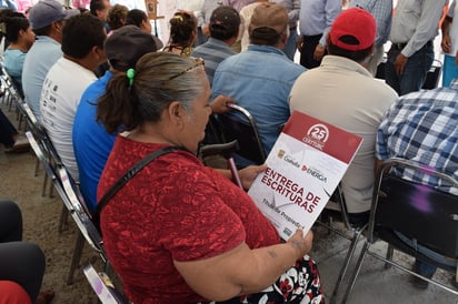 Las personas han acudido a los módulos instalados para iniciar el trámite de las escrituras. (ARCHIVO)